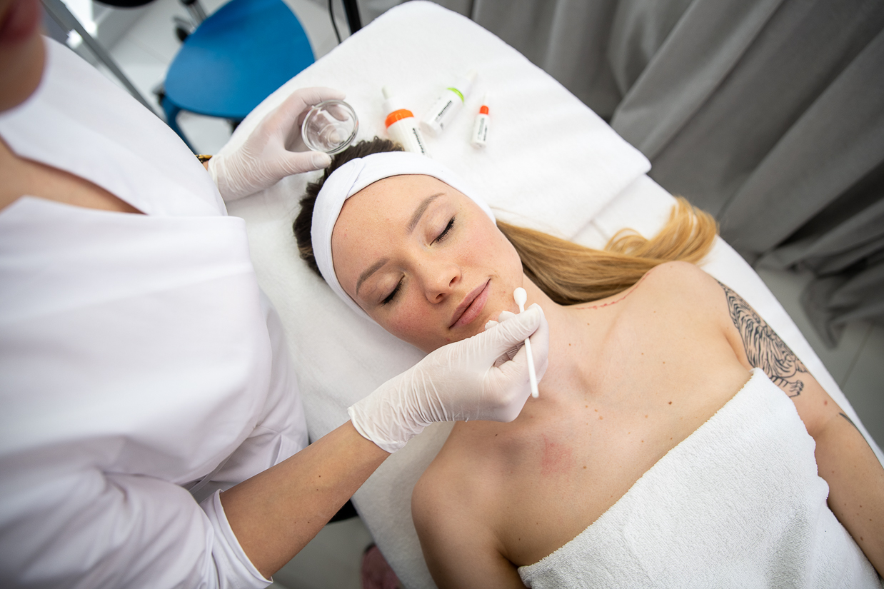 Diagnostyka skóry przed terapią łączoną wykonywana przez kosmetologa terapeutycznego – indywidualny plan leczenia skóry problematycznej i anti-aging.